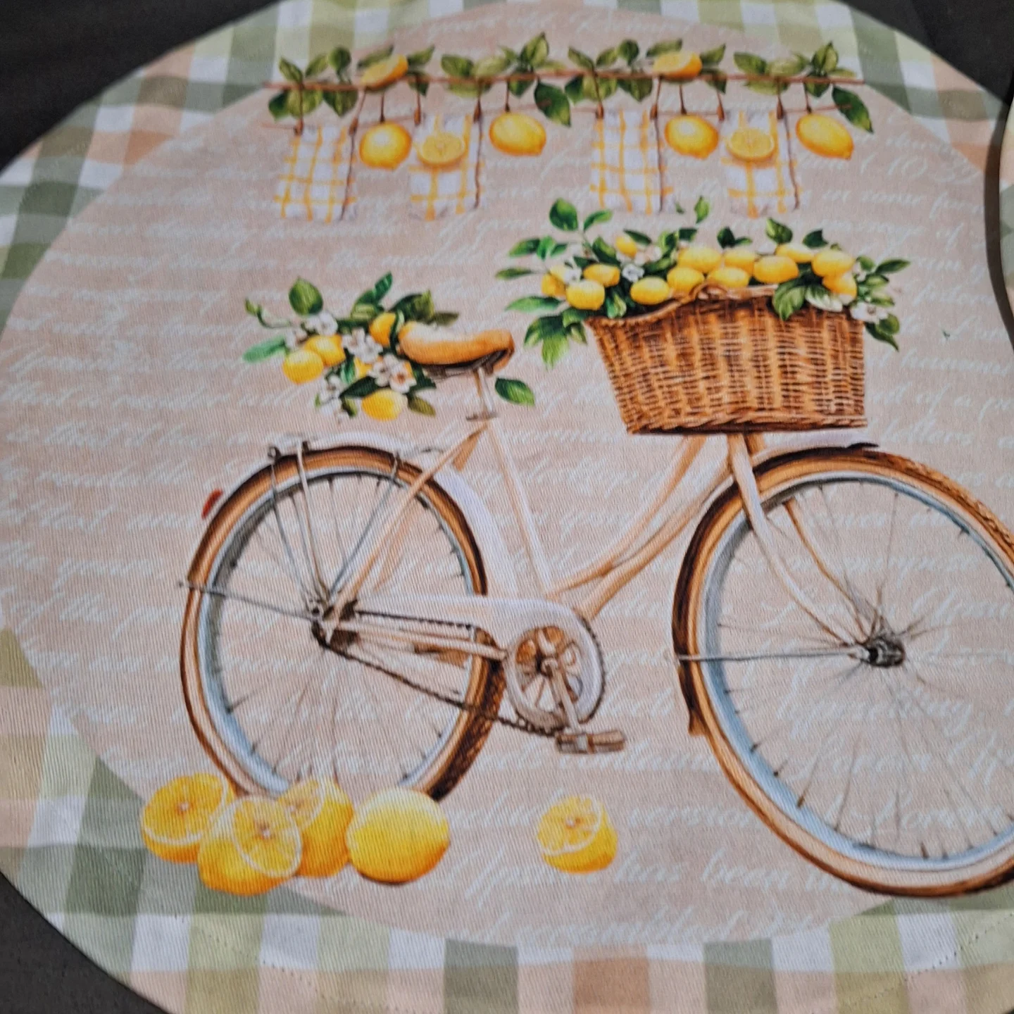 Sousplat redondo estampado, estilo bicicleta com limões, sobre a mesa